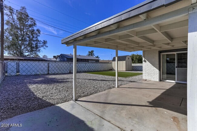 Building Photo - 1527 W Huntington Dr