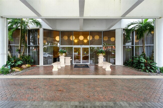 Building Photo - 3600 Mystic Pointe Dr