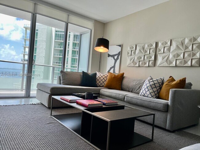 Building Photo - 1300 Brickell Bay Dr