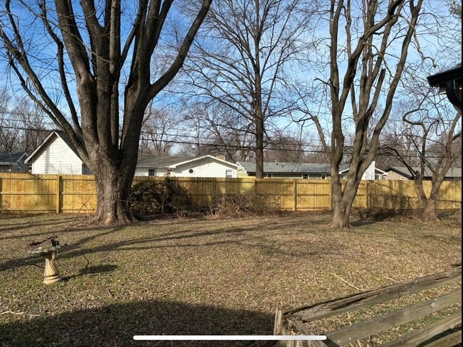 Building Photo - Very spacious 4 bedroom, 2.5 bath home in Kickapoo Schools! This will go fast!