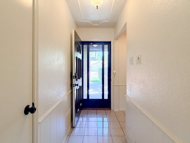 Building Photo - 3 Bedroom, 2 Bath Home in Burleson - Great Location!