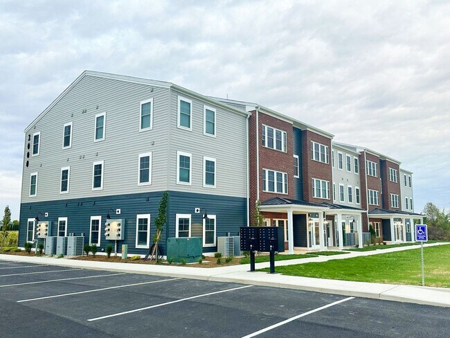 Building Photo - Beautiful 2 Bed, 2 Bath PREMIUM Apartment in PRIME location!  Furnished & Unfurnished Options Ava...