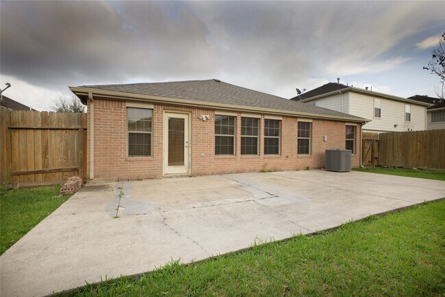 Building Photo - 1122 Americana Dr