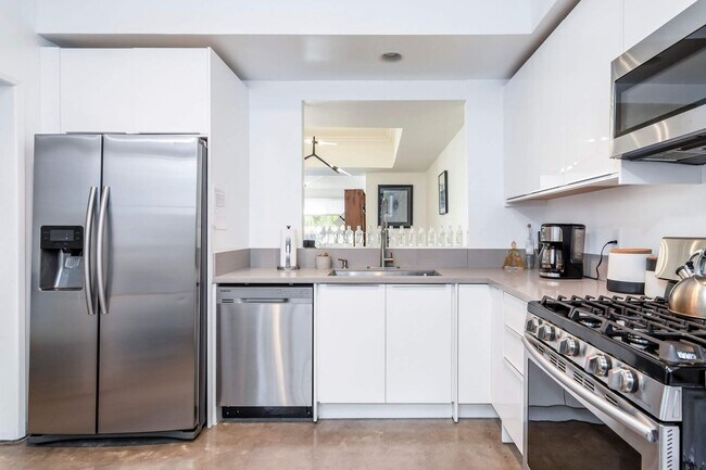 Building Photo - 166 S Hayworth Ave