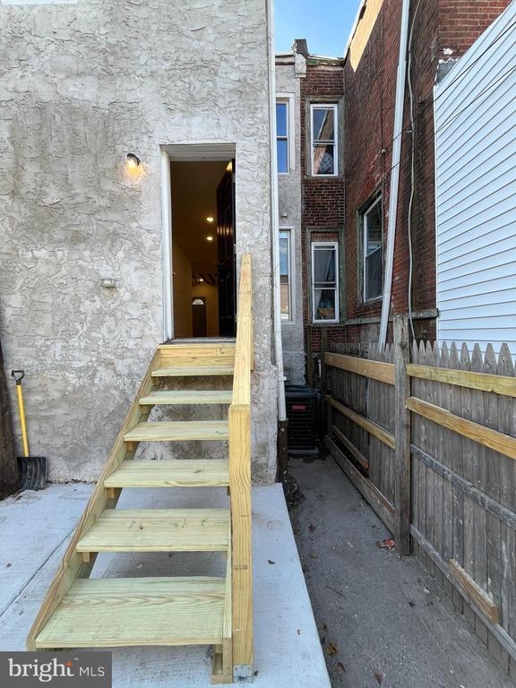 Building Photo - 533 S Salford St