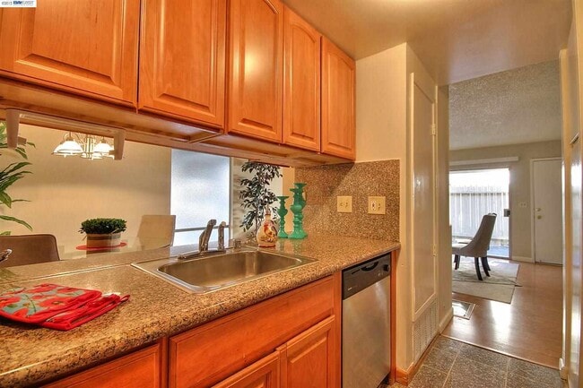 Building Photo - For Rent – Charming 2BR single level condo...