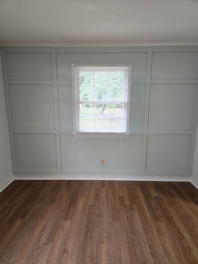 Building Photo - Lindley Park Rental!