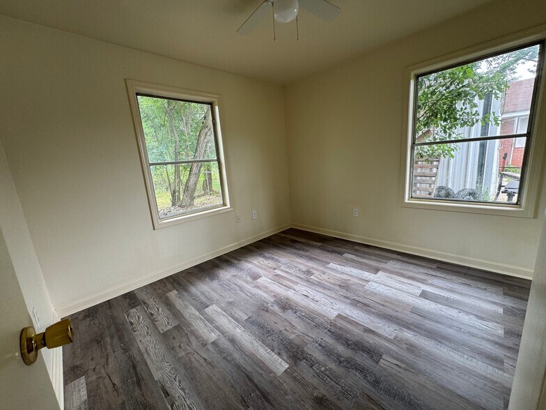 Building Photo - 5855 Clayton Dr