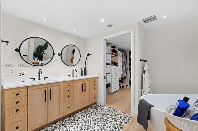 Building Photo - 141 Crandon Blvd