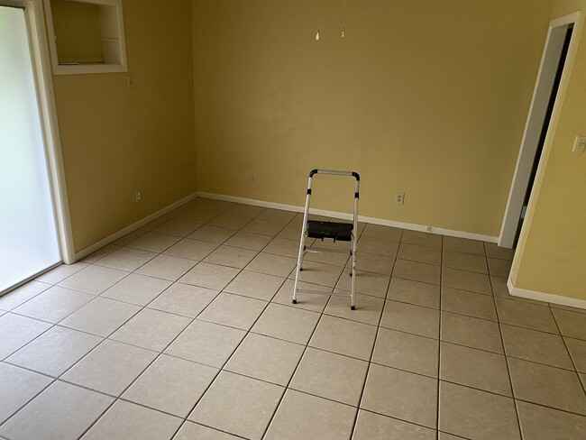 Dining room - 1006 W 9th St