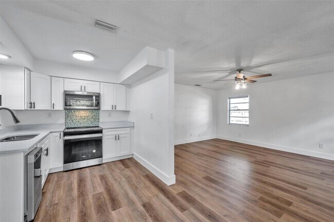 Building Photo - 304 W Idlewild Ave