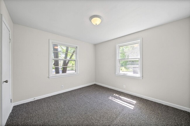 Building Photo - 3 Bedroom Home For Rent Near Lowes On Madison Street!