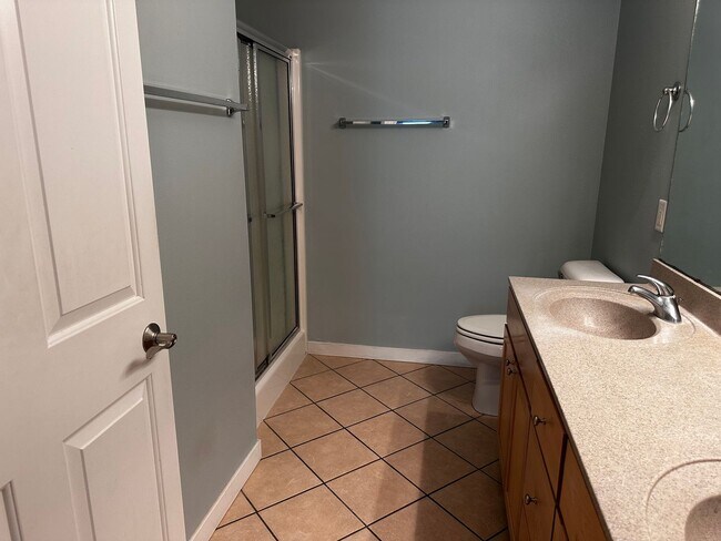 Building Photo - Spacious 2 bed 1 bathroom Condominium