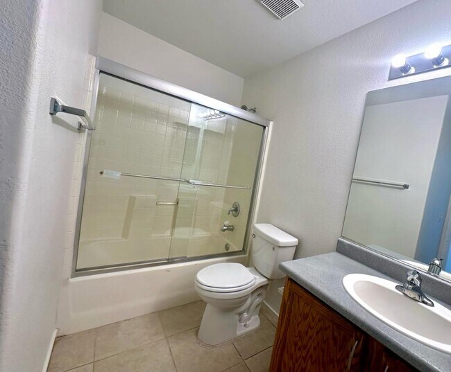 Building Photo - 550 Sparrow Gull Ct