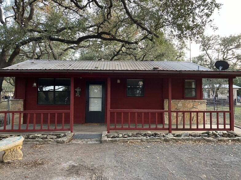 Cozy cottage nestled under the oaks at Canyon Lake. - 20681 FM306
