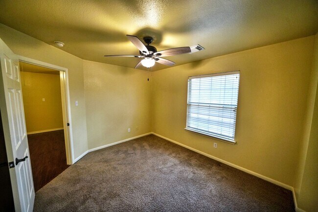 Building Photo - Beautiful Rental now available in Thistle Creek (Schertz) - 5 Bedrooms! Realtor Commission: $750