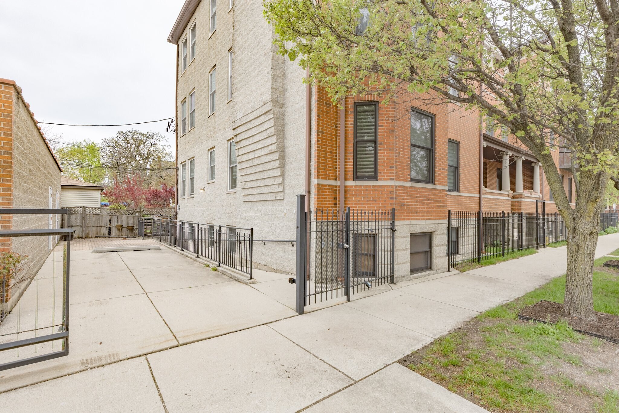 Building Photo - 4458 S Greenwood Ave