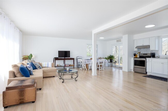 Building Photo - 371 S River Rd