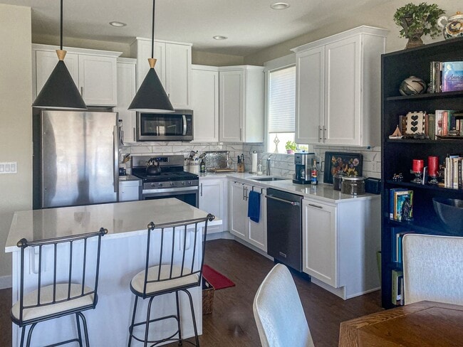 Building Photo - 3 Bedroom, 2 Bath with Spectacular Views o...