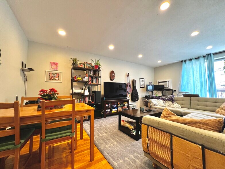 Primary Photo - 142 Kenrick St