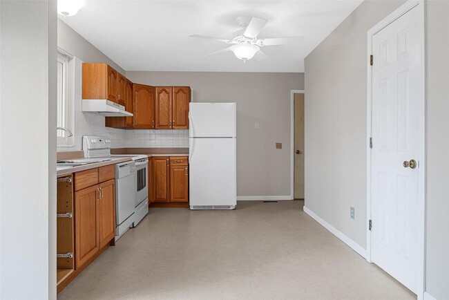 Building Photo - 215 Shadyoak Dr