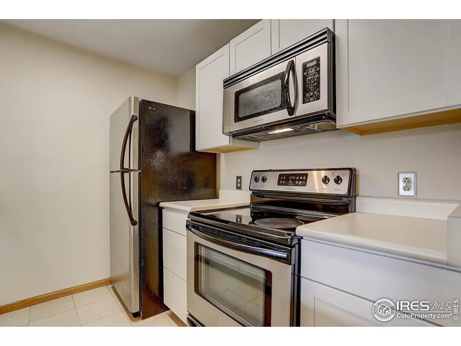 Building Photo - 4990 Meredith Way