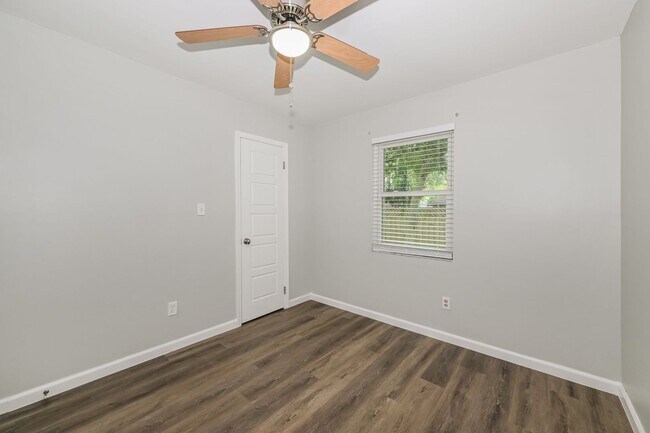 Building Photo - Between Beach & Bay – Gorgeous 3-Bed Coast...
