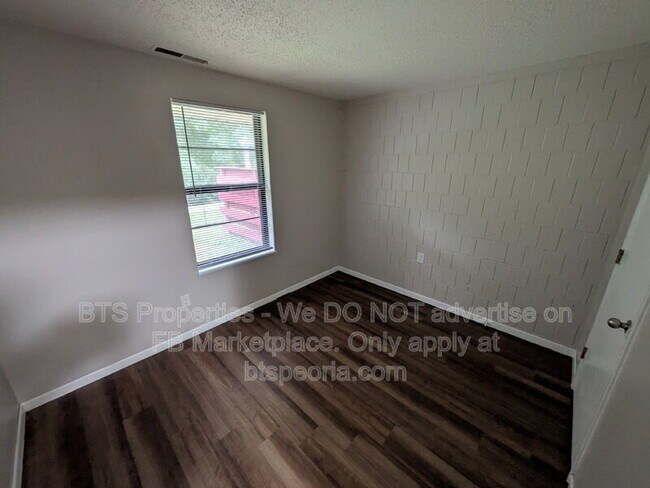Building Photo - 3426 W Dorchester Ridge