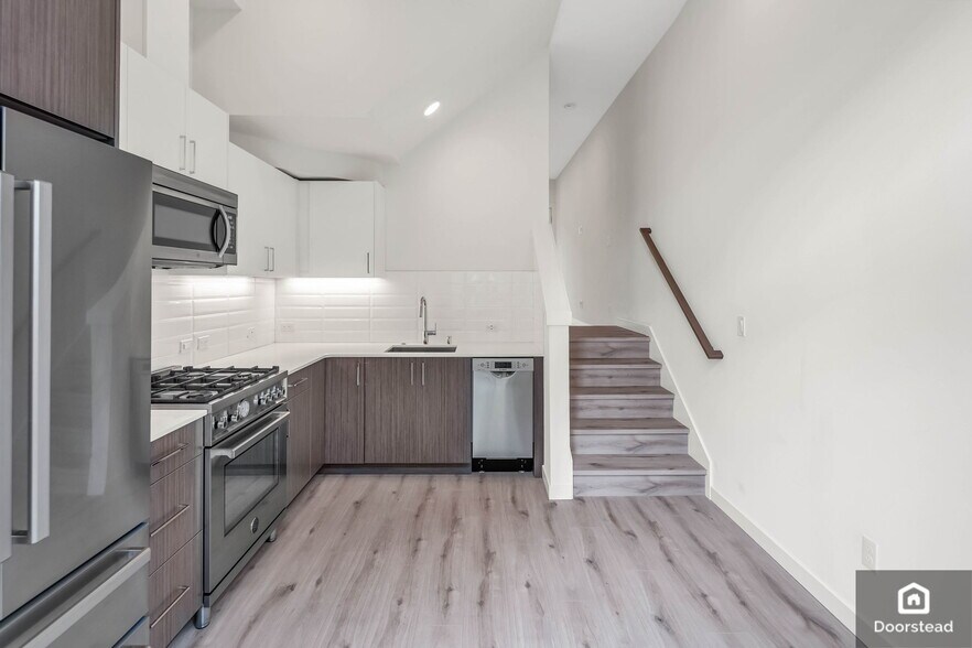 Building Photo - 3015 30th Ave W