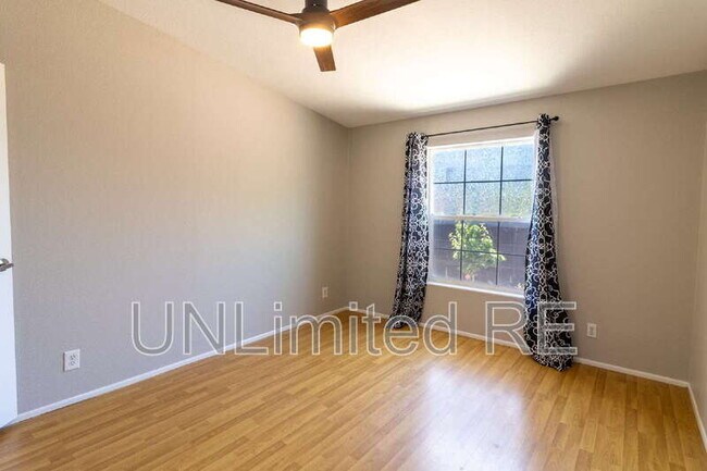 Building Photo - 1679 W Stephen Dr