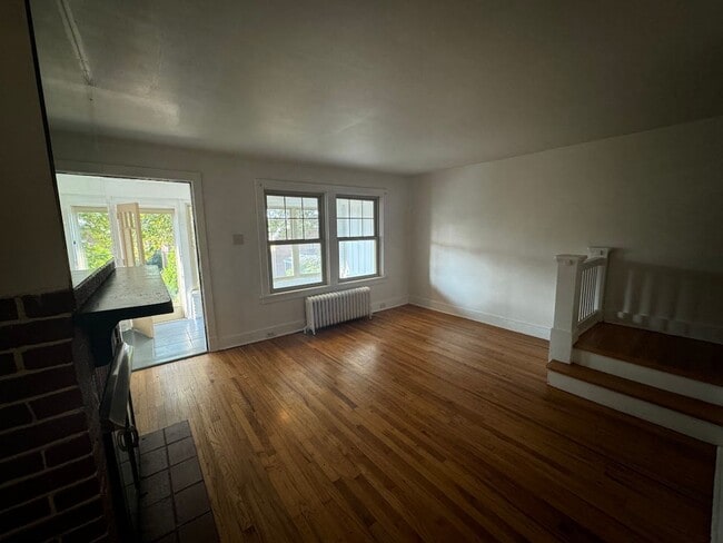 Building Photo - Updated Highland Park Townhome!