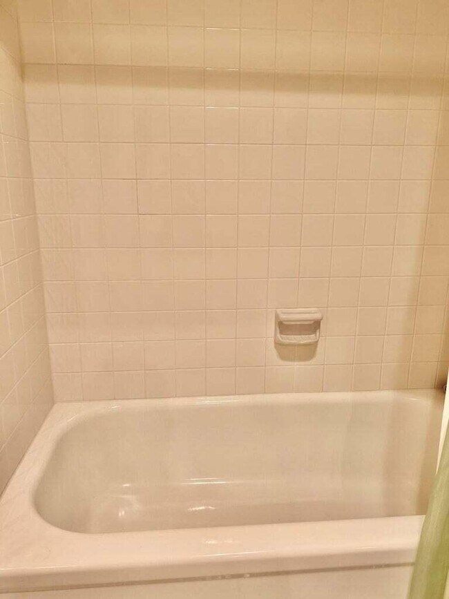 Building Photo - 135 Amherst Ln