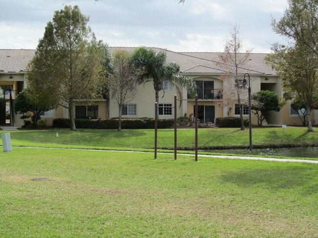 Building Photo - 700 Crestwood Ct S