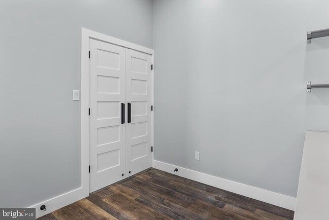 Building Photo - 342 W Queen Ln