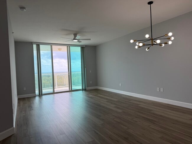 Building Photo - 15051 Royal Oaks Ln