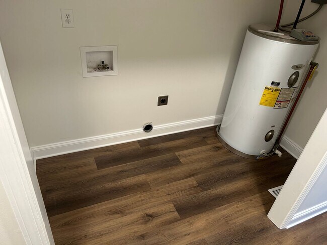 Building Photo - Now available:  Three bedroom, 1.5 bath home in Maryville City