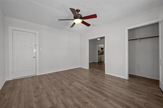 Building Photo - 907 W Gray St