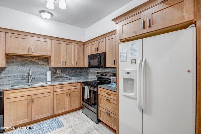 Building Photo - 810 Spinnakers Reach Dr