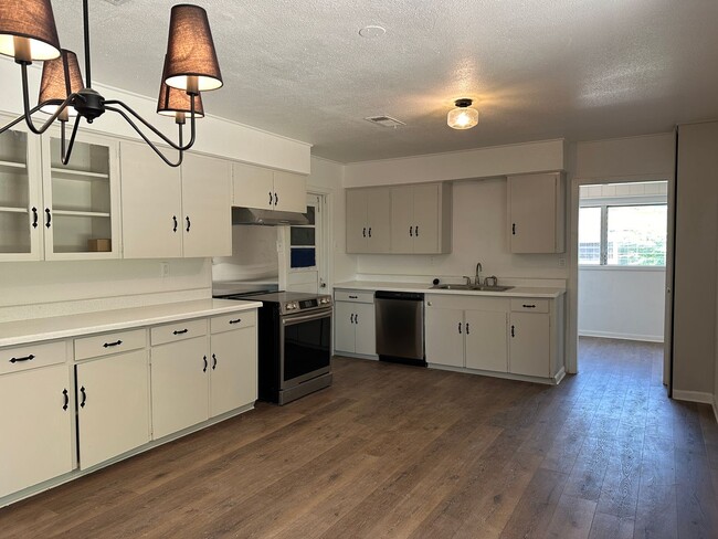Building Photo - 4 Bedroom