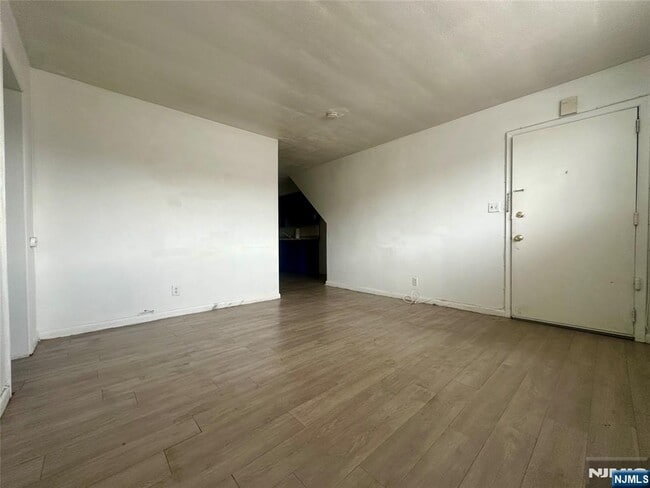 Building Photo - 530 Valley Brook Ave