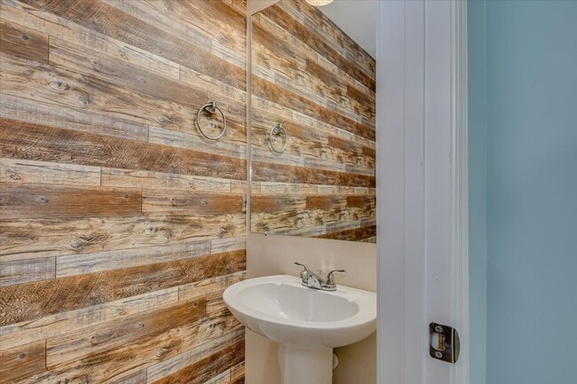 Building Photo - 150 Village Run