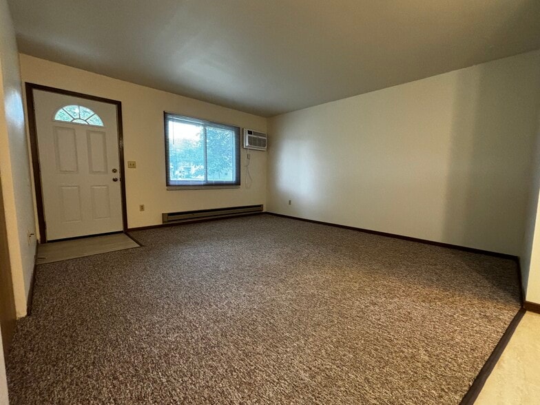 Living Room - 684 Dutchman Dr