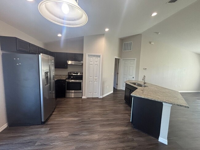Building Photo - Modern 3 bedroom 2 Bathroom House, No Carpet!