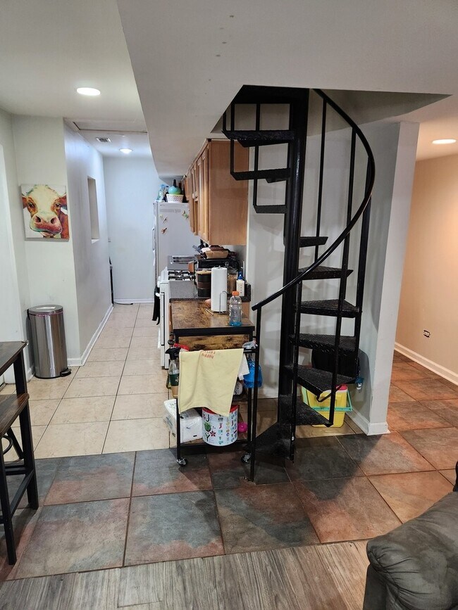 Building Photo - 3728 N Wilton Ave