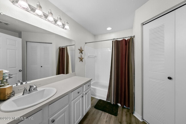 Building Photo - 13703 Richmond Park Dr N