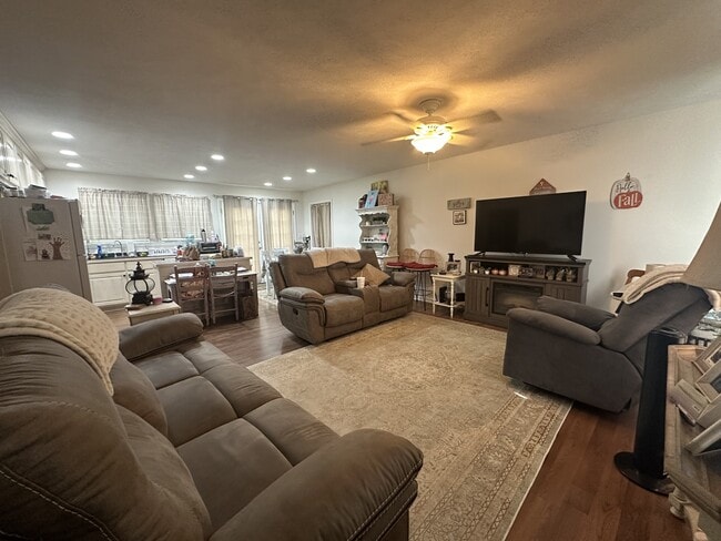 Building Photo - 157 Lakeview Dr S