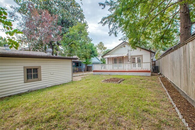 Building Photo - 621 Aurora St
