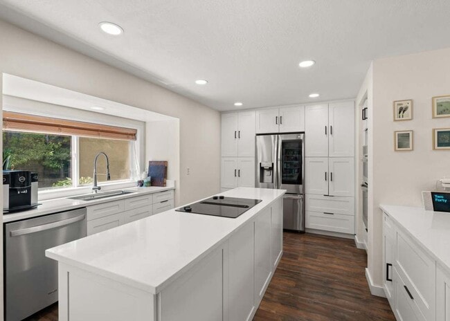 Building Photo - Lovely 3-bedroom home, Inground pool and l...