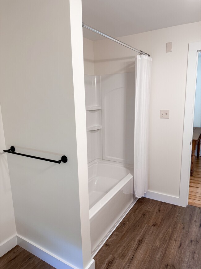 Building Photo - 1004 Main St