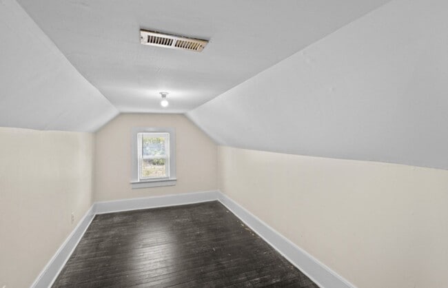 Building Photo - Vintage Charm, 4 BR, Spacious, Close To Ev...